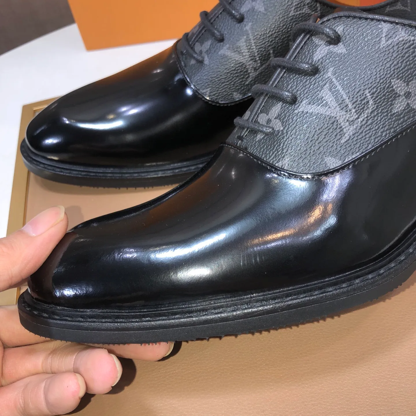 Men's men's shoes💰460💰【LV】(sheepskin lining) formal men's shoes! The high-end formal wear style is luxurious and elegant, with both practicality and style. We pay special attention to quality and details. The original version at the counter is 1:1 ultra-accurate replica👍🏻 The shoe last, leather, workmanship and comfort are not inferior! Material: imported cowhide upper, soft first layer of sheepskin! Code number: 38-45 (45 customized)